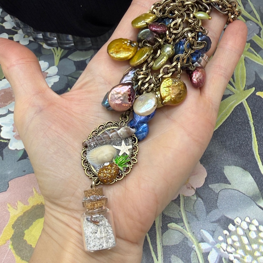 👑Adorned Crown Jewelry assemblage Pearl seascape bottle of sand shells necklace - Picture 3 of 10